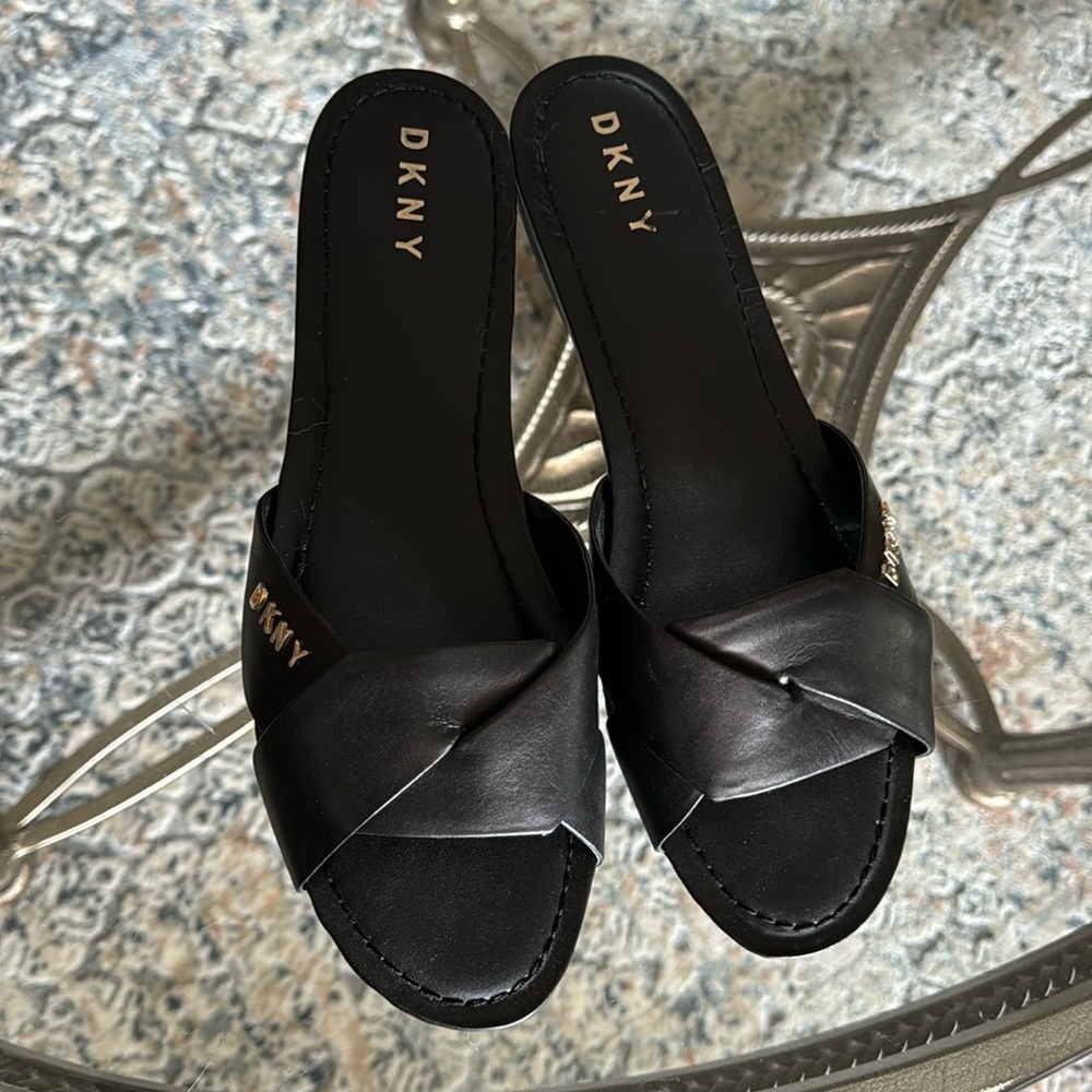 DKNY Kiara-Flat Sandal, Calf Black Blk